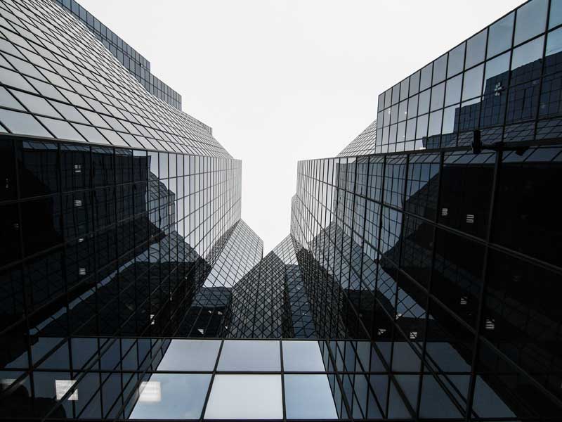 Resilient global economy, rising geopolitical risks